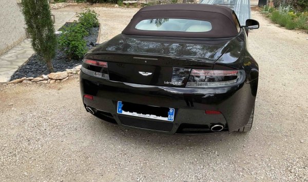 Chargement de cette magnifique Aston Martin Vintage V8 cabriolet