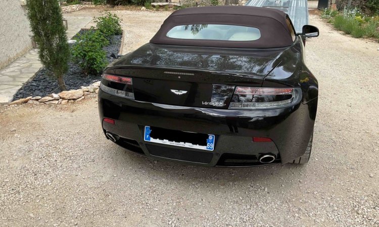 Chargement de cette magnifique Aston Martin Vintage V8 cabriolet